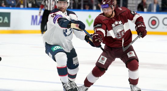 Latvijas hokejisti ar graujošu 'sauso' uzvaru iepriecina līdzjutējus valsts svētkos