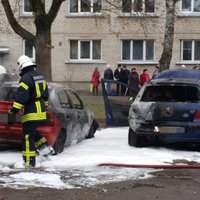 ФОТО: В Олайне во дворе дома сгорели два автомобиля