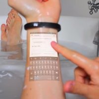 Video: Viedtālruņa ekrāns uz cilvēka ādas