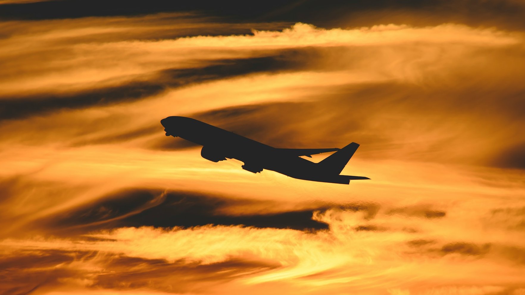 Slēgtas gaisa telpas, dārga atgriešanās, bailes lidot. Kā konflikts Tuvajos Austrumos ietekmē tūrismu no Rīgas uz Dubaiju?