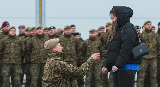 Она сказала "да"! После возвращения с миссии НАТО в Косово латвийский солдат сделал предложение своей девушке