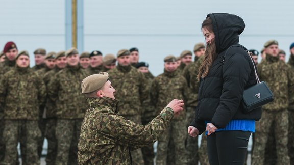 Она сказала "да"! После возвращения с миссии НАТО в Косово латвийский солдат сделал предложение своей девушке