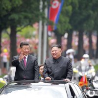 Foto: Sji un Kims Phenjanā stiprina Ķīnas-Ziemeļkorejas 'neuzvaramo' draudzību