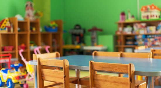 На зарплатах педагогов детсадов экономят 12 самоуправлений, сообщает LIZDA