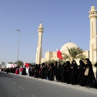 Tūkstošiem šiītu protestētāju izveido dzīvo ķēdi ap Bahreinas galvaspilsētu