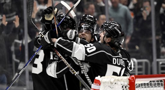 NHL izslēgšanas spēles: 'Kings' vēlreiz pagarinājumā uzvar 'Oilers'; pirmo uzvaru izcīna 'Islanders'