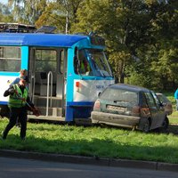 ФОТО: Серьезная авария около Ботанического сада - трамвай протаранил машину