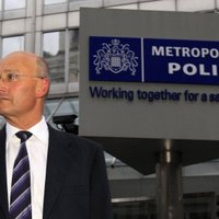 Bijušais Skotlendjarda šefs: ceturtā daļa Londonas policijas preses dienesta agrāk strādāja mediju magnāta Mērdoka labā
