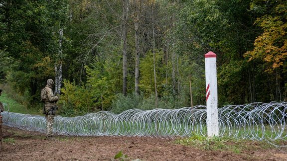 Uz Latvijas-Baltkrievijas robežas sāk uzstādīt dzeloņstiepļu žogu - 4