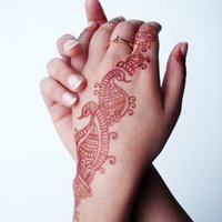 Austrumu raksti uz ķermeņa – hennas tetovējums