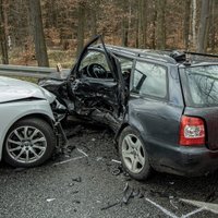 Vairāk nekā puse Latvijas automobiļu ir avārijās cietuši spēkrati, liecina pētījums