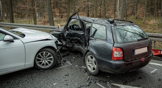 Vairāk nekā puse Latvijas automobiļu ir avārijās cietuši spēkrati, liecina pētījums