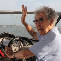 90 gadus veca kundze vēža terapijas vietā izvēlas pasaules apceļošanu