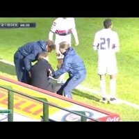 Video: 'Inter' futbolists ar bumbu nokautē savu galveno treneri