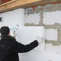 Vāc parakstus, lai aizliegtu dzīvojamo ēku siltināšanu ar putuplastu