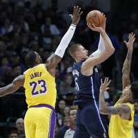 Porziņģa 'Mavericks' trillerī piekāpjas 'Lakers'; Kurucs paliek bez punktiem