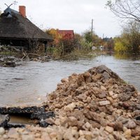 Наводнение в Огре закончилось: люди возвращаются домой