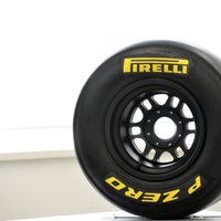 'Pirelli' un 'Mercedes' tiek turēti aizdomās par kopīgu nelegālu testu sesiju