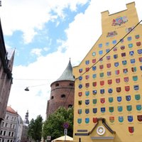 Foto: Rīgā atklāj atjaunoto Latvijas pašvaldību ģerboņu sienu