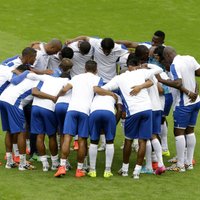 Francijas un Hondurasas komandas paliek bez himnām pirms spēles