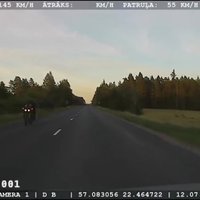 Video: Ceļu policija notver pārgalvīgu motociklistu