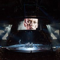 'Muse' koncertā Londonā cilvēku pūlī iekritis drons