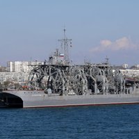 Ukraina devusi triecienu Krievijas karakuģim Krimā