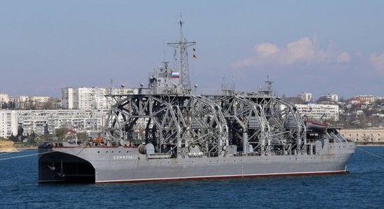 Ukraina devusi triecienu Krievijas karakuģim Krimā