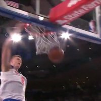 Porziņģa 'slam dunk' iekļūst NBA dienas izlasē