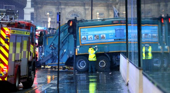 Foto: Glāzgovā atkritumu vedējs taranē gājēju straumi; vismaz seši mirušie