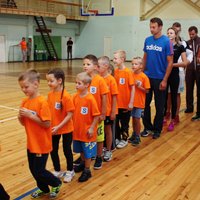 Siguldas sporta klases skolēniem mācību gads sācies ar kopīgu sportošanu olimpiešu kompānijā