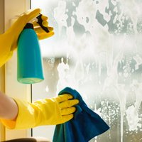 Pavasara tīrīšanas darbi: padomi logu pucēšanā un biežākās kļūdas