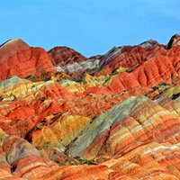 Krāšņie Varavīksnes kalni Ķīnā, kas izdaiļoti raibās krāsās