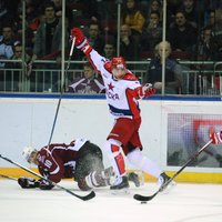 Video: Rīgas 'Dinamo' hokejisti bezspēcīgi mačā pret CSKA