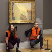 Klimata aktīvisti Vācijas muzejā ar kartupeļu biezputru apšķiež Monē gleznu