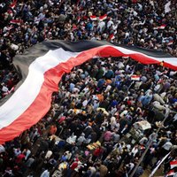 Президент Египта сбежал от протестующих, те братаются со стражами порядка