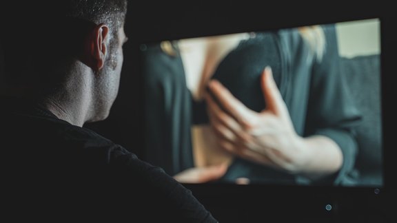Kamēr es sēžu ar bērniem, vīrs pašapmierinās pie datora. Par seksa atkarību un gandrīz izjukušu ģimeni