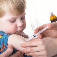 Aptauja: Trešdaļa jauno vecāku nezina par iespēju vakcinēt bērnus pret ērču encefalītu par puscenu