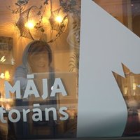Žanna Dubska kā ekscentriska ārzemniece plēš traukus restorānā Rīgas centrā