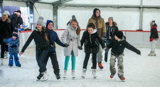 Foto: Rīdzinieki bauda ledus priekus Spīķeru kvartālā