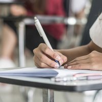 Экзамены сдали, оценок нет: школьники не могут подать документы в 10-й класс