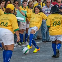 Foto: Brazīliešu prostitūtas spēlē futbolu ar kristietēm