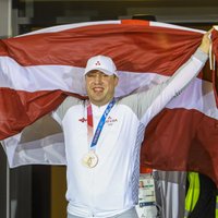 Latvijā sagaidīts Tokijas olimpisko spēļu bronzas medaļu izcīnījušais svarcēlājs Plēsnieks
