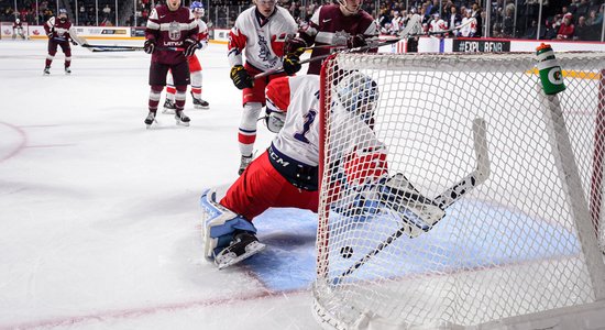 Latvijas U-20 hokejisti pirms elites pasaules čempionāta zaudē pārbaudes spēlē