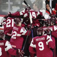 Latvijas U-20 hokejisti pasaules čempionātu sāk ar vēsturisku panākumu pār Kanādu