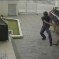 Video: Malaizijā sieviete smagi piekauj laupītāju