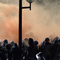 Foto: Francijā izceļas sadursmes policijas un demonstrantu starpā