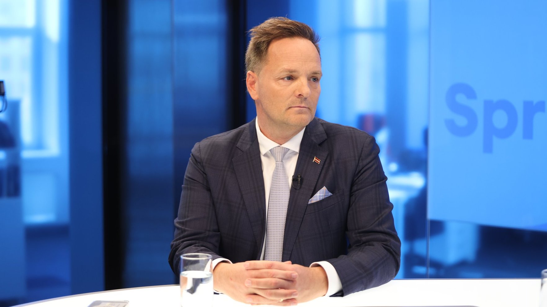 Siliņa no amata atstādina arī Valsts kancelejas direktoru