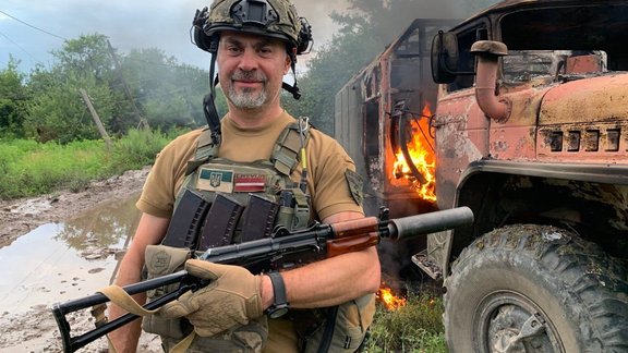 "Visbriesmīgākais bija aizvērt tā puiša acis": ukrainis ar Latvijas karodziņu, kurš cīnās kopš pirmās dienas