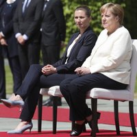 Merkele pēc nekontrolētās drebēšanas Dānijas premjeri sagaida sēdus
